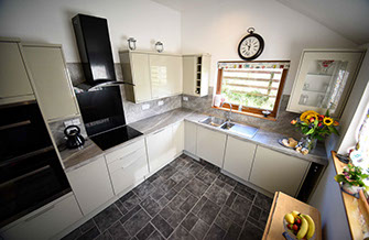 Auld Mission Cottage kitchen contains oven hob dishwasher and toaster